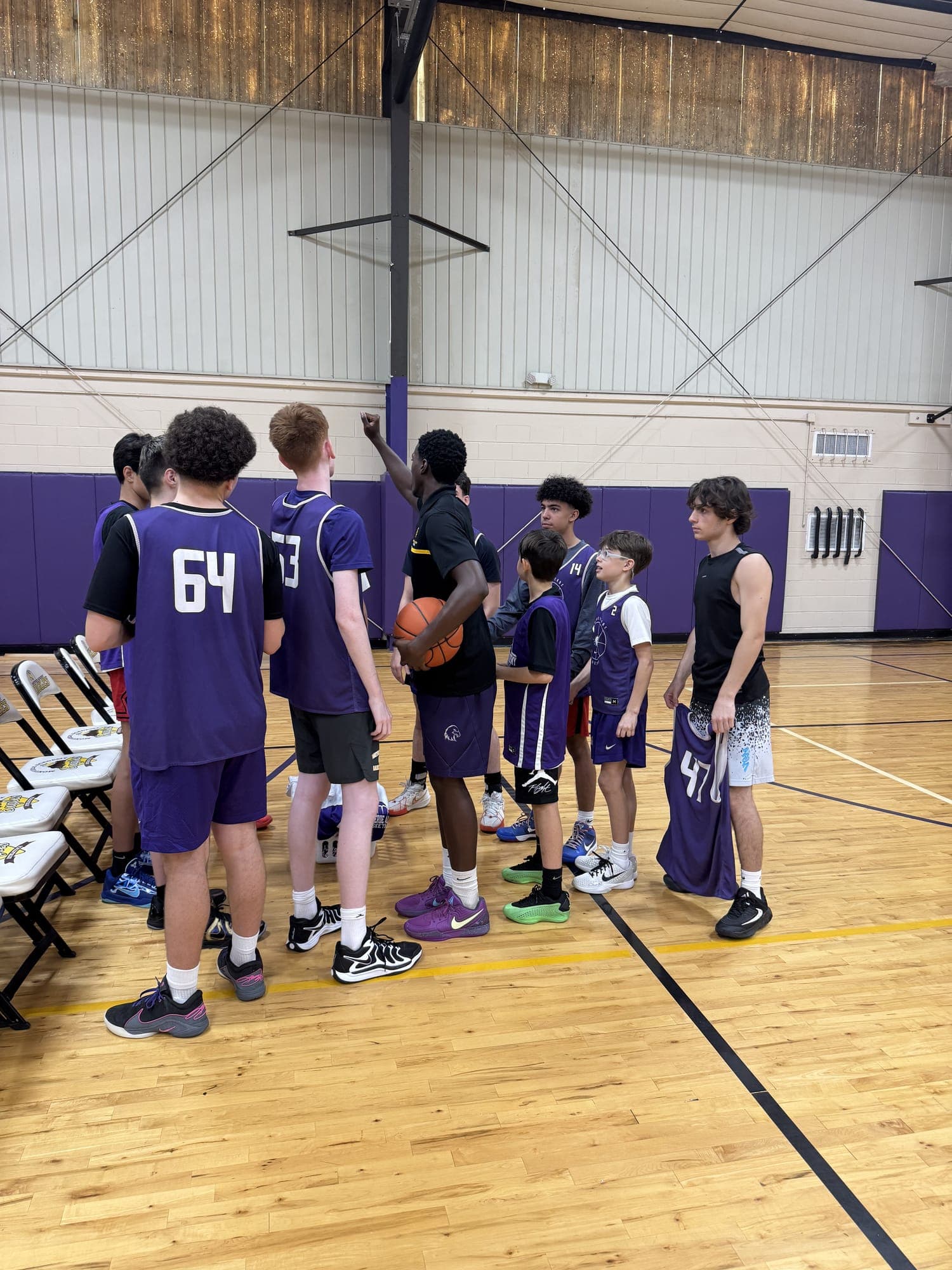 Crianças na quadra recebendo instrução do treinador na Montverde Academy.