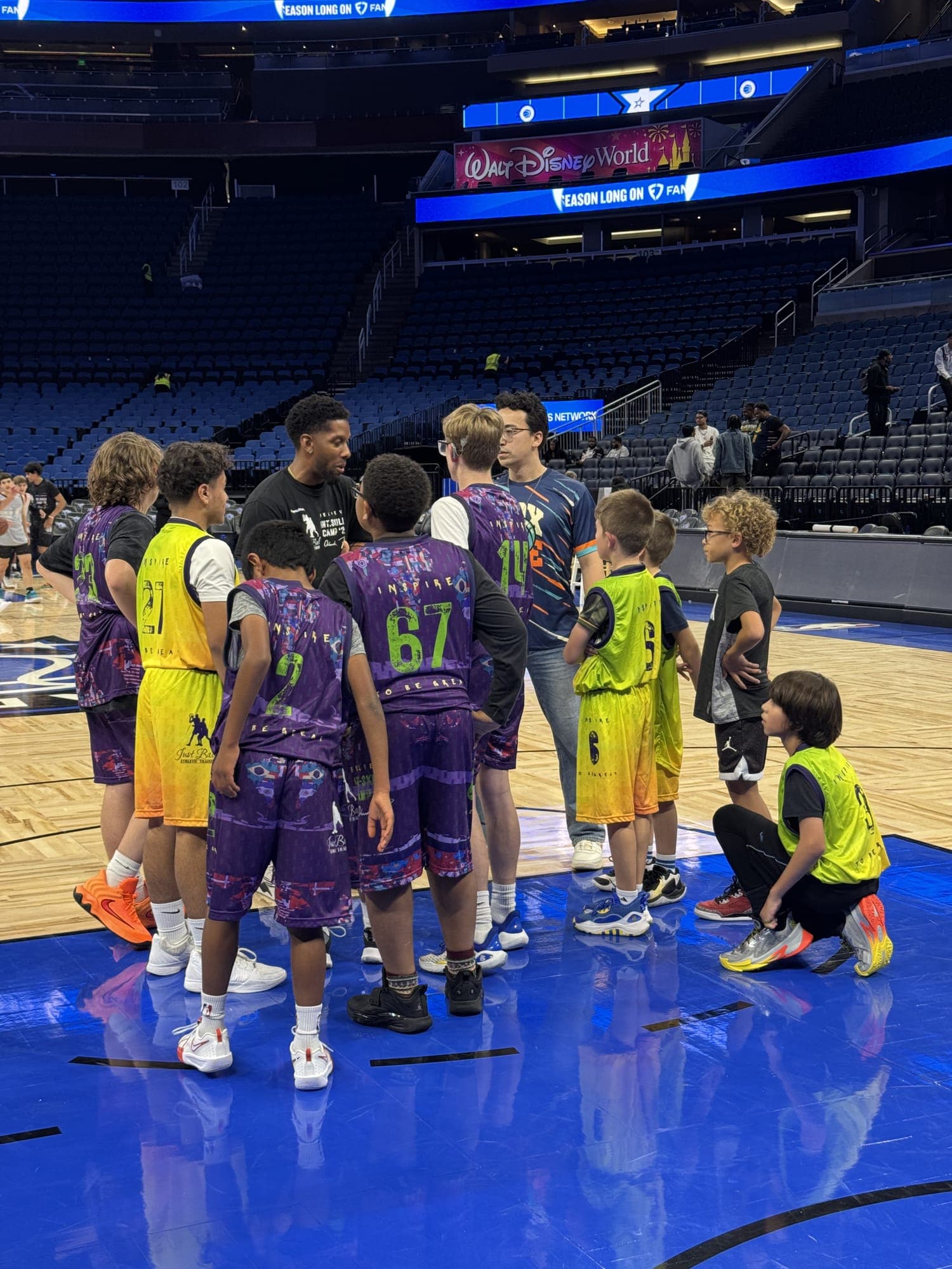 Crianças na quadra de basquete da NBA, durante o Camp Orlando.
