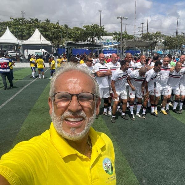 Bira Tavares em um campo de futebol durante um evento esportivo